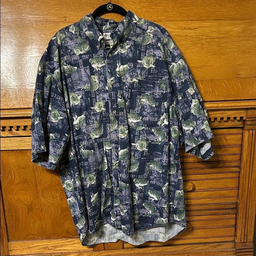 Columbia Y2K Gorpcore Mens Allover Bass Fishing Lure Printβ Button Down Shirt